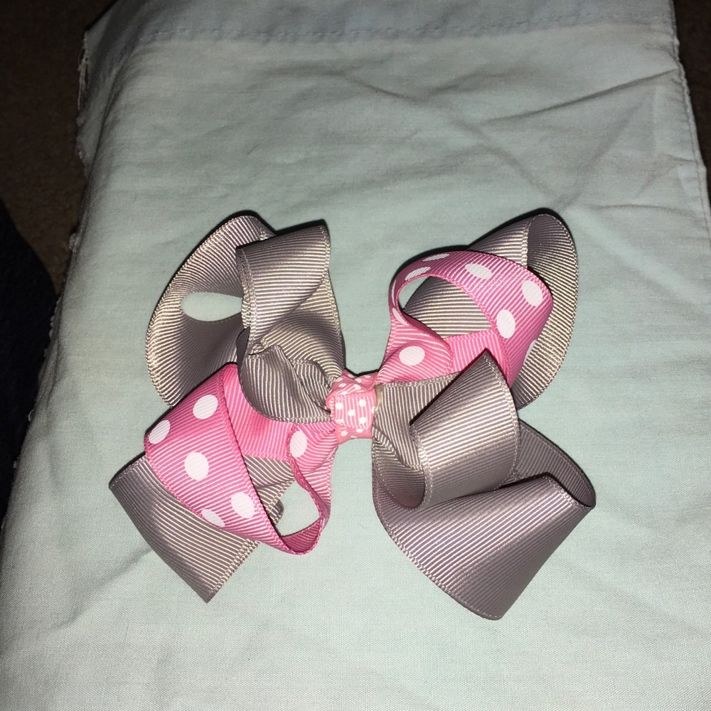 Gray 🎀w/ pink polka dot bow